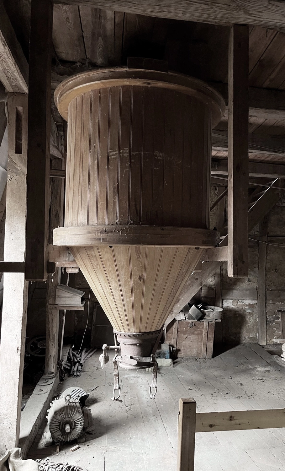 Hof Drögemühle - Landwirtschaft - Der Mehlmischer mit Abfülltrichter