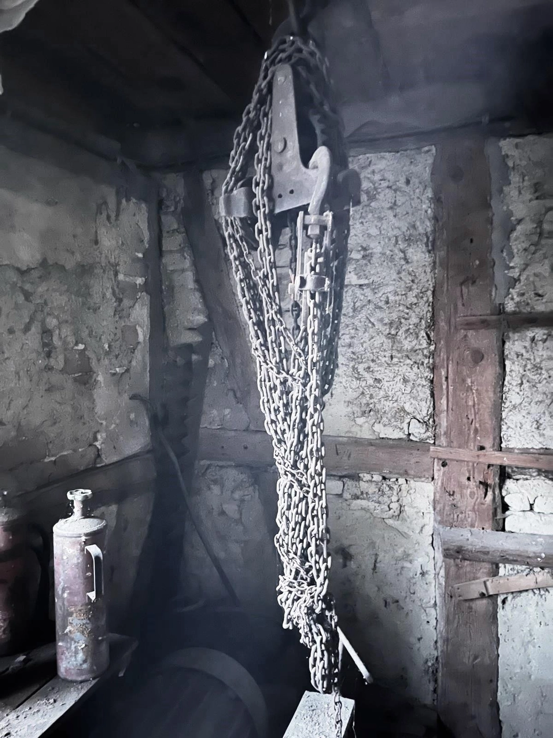 Hof Drögemühle - Landwirtschaft - Flaschenzug mit schweren Ketten