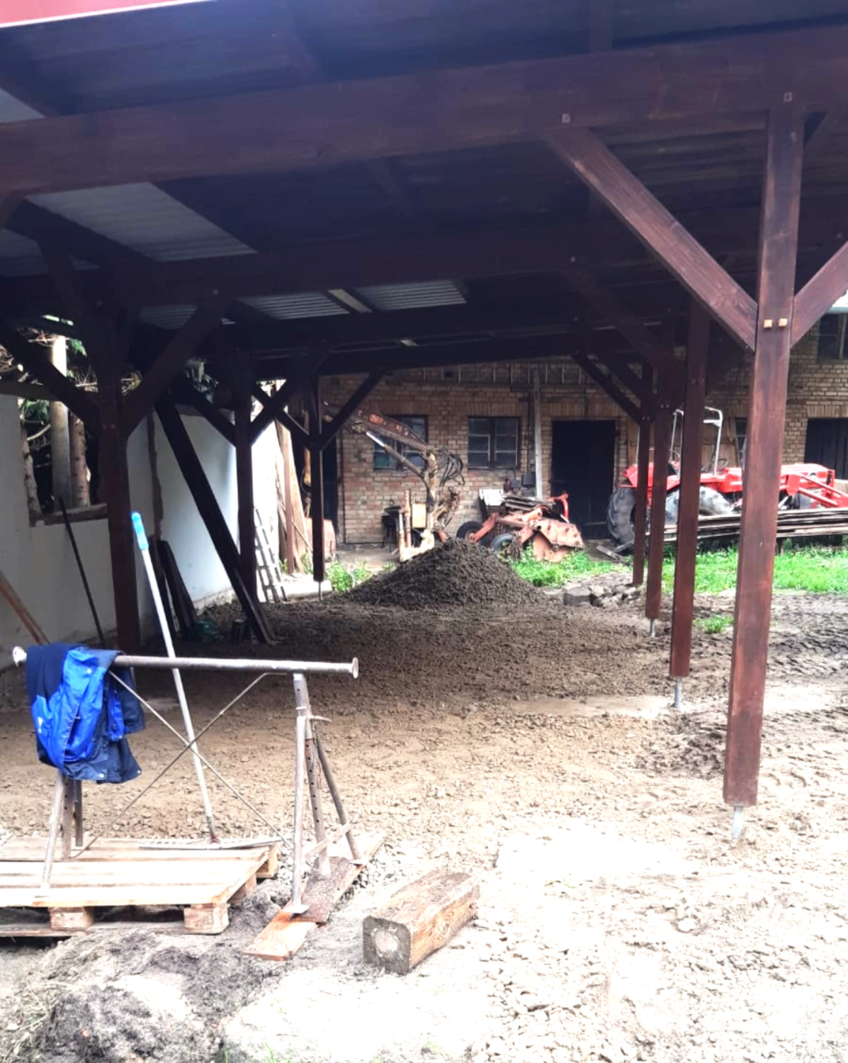 Hof Drögemühle - Landwirtschaft - Holz trifft Energie – der neue Carport mit PV-Anlage