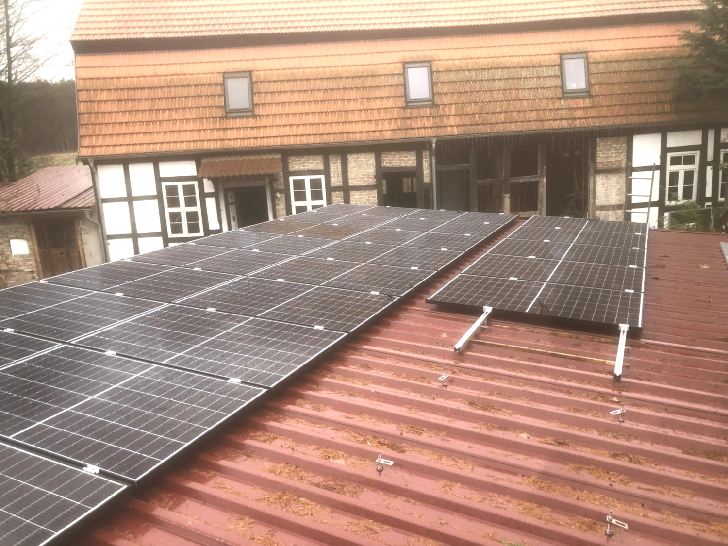 Hof Drögemühle - Landwirtschaft - Holz trifft Energie – der neue Carport mit PV-Anlage