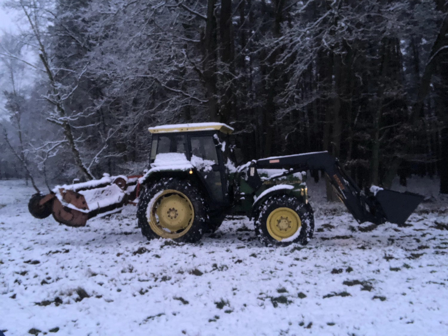 Hof Drögemühle - Landwirtschaft - Traktor im Schnee