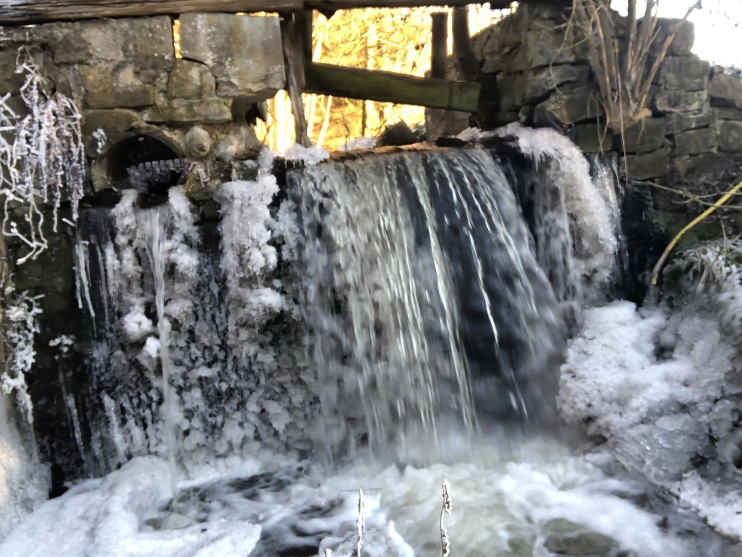 Hof Drögemühle - Landwirtschaft - gefrorener Wasserfall