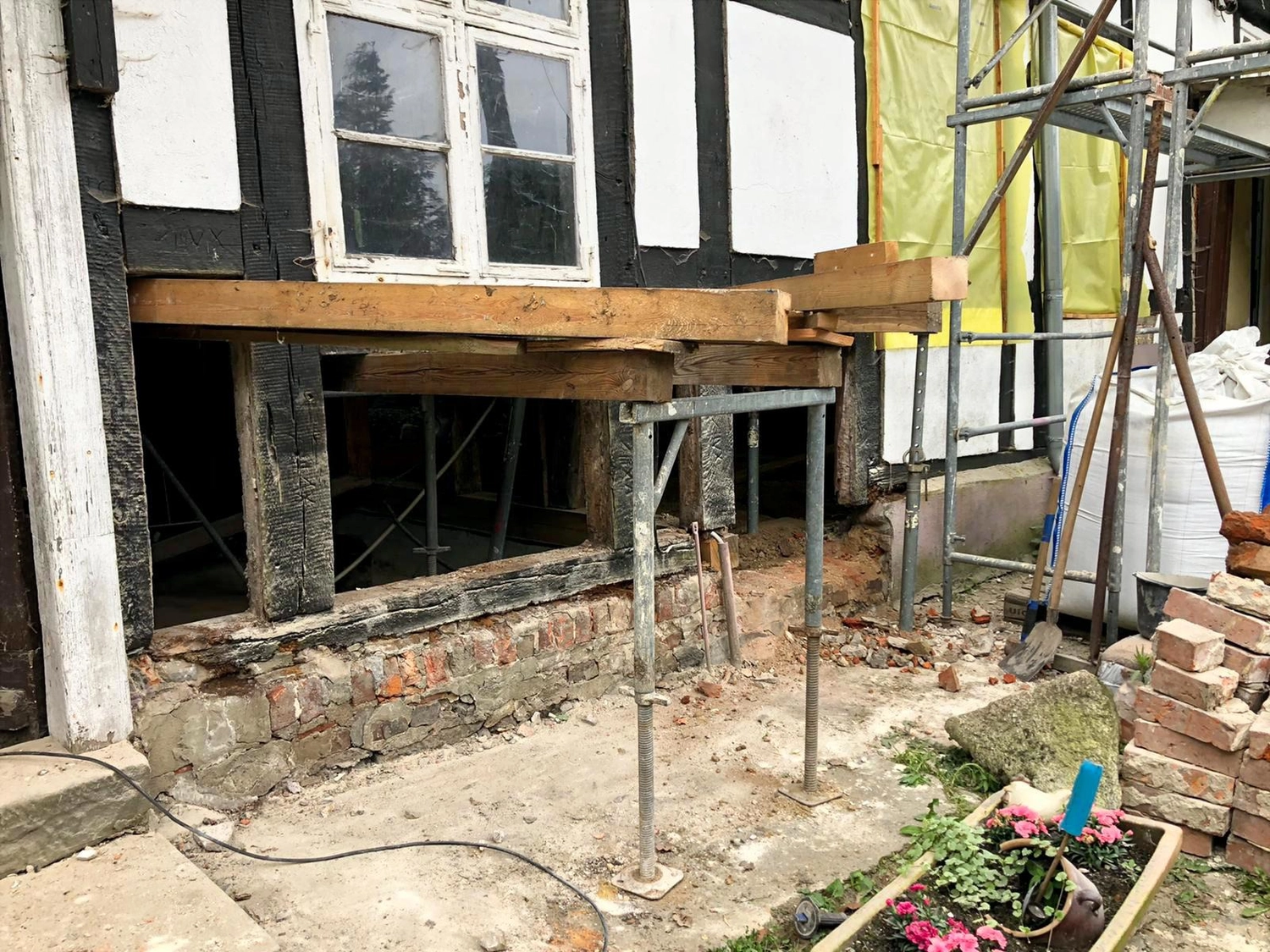 Hof Drögemühle - Landwirtschaft - Austausch der maroden Schwellbalken am Mühlengebäude