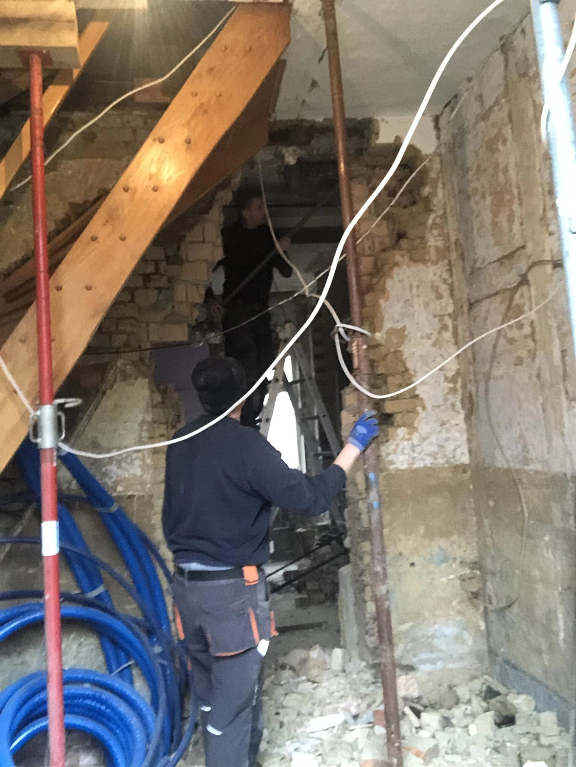 Hof Drögemühle - Landwirtschaft - Austausch der maroden Schwellbalken am Mühlengebäude