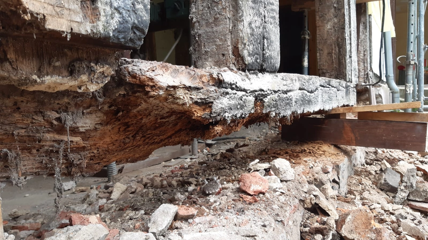 Hof Drögemühle - Landwirtschaft - Austausch der maroden Schwellbalken am Mühlengebäude