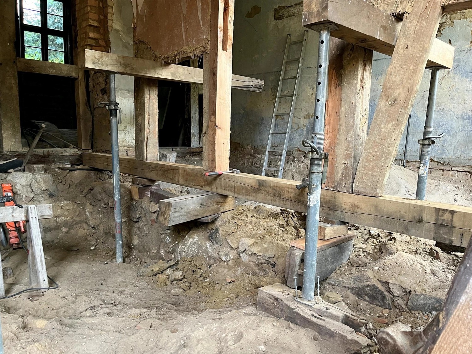 Hof Drögemühle - Landwirtschaft - Austausch der maroden Schwellbalken am Mühlengebäude