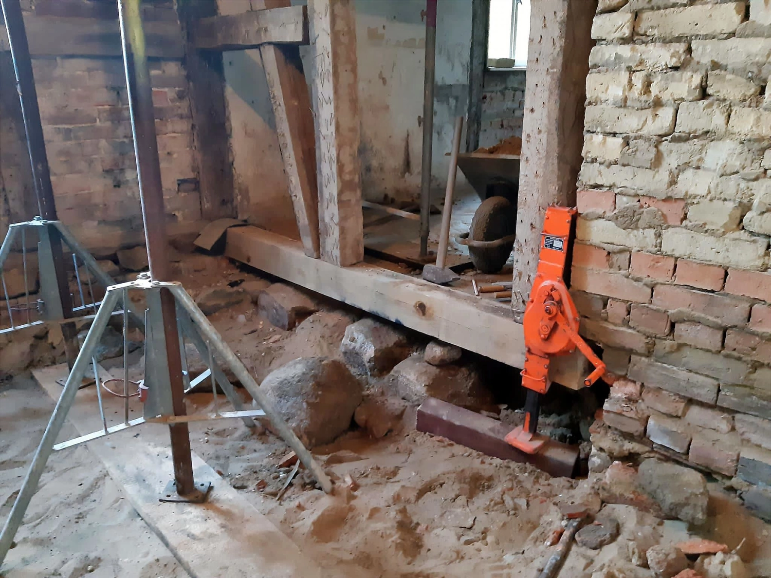 Hof Drögemühle - Landwirtschaft - Austausch der maroden Schwellbalken am Mühlengebäude