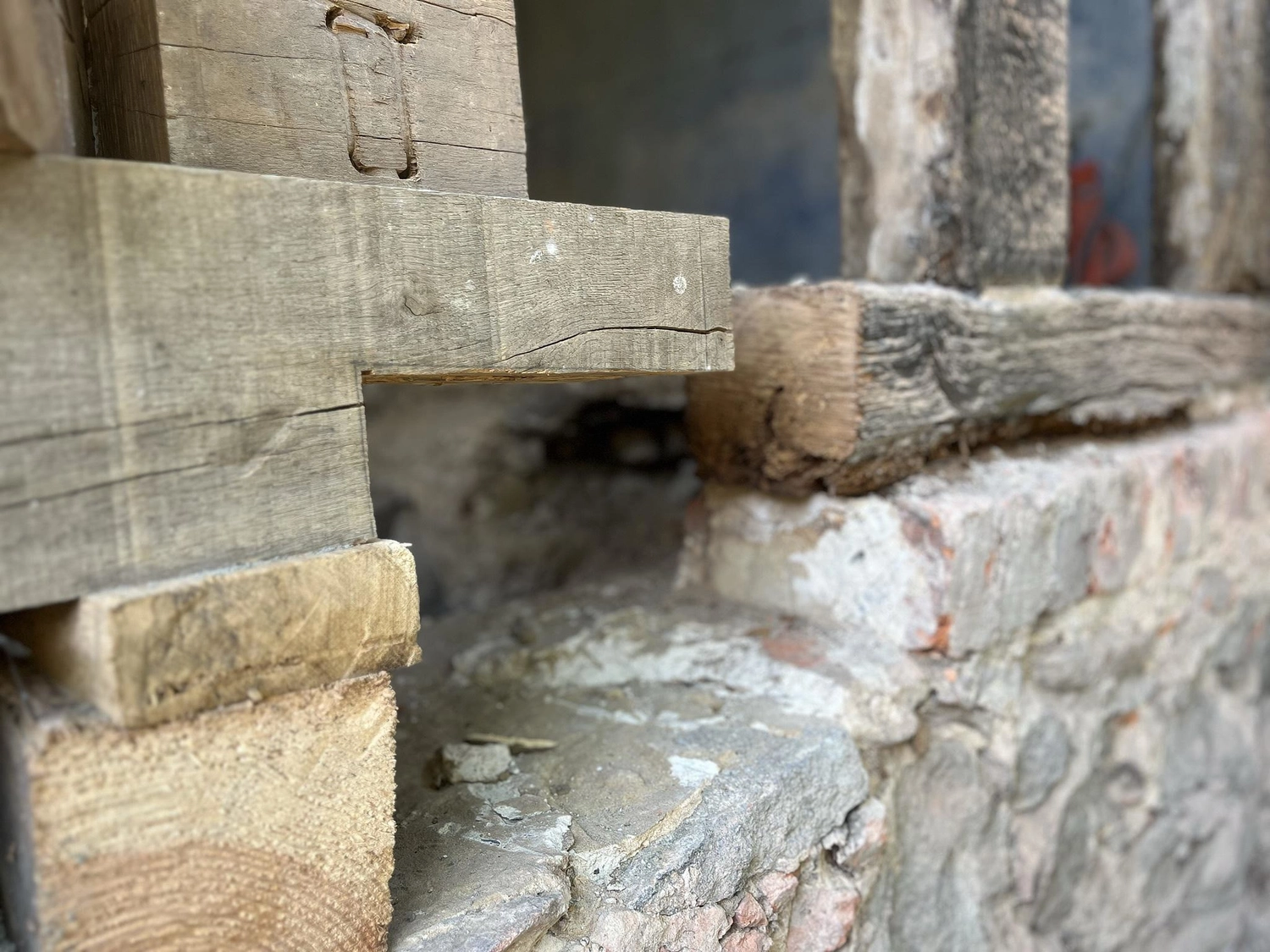 Hof Drögemühle - Landwirtschaft - Austausch der maroden Schwellbalken am Mühlengebäude