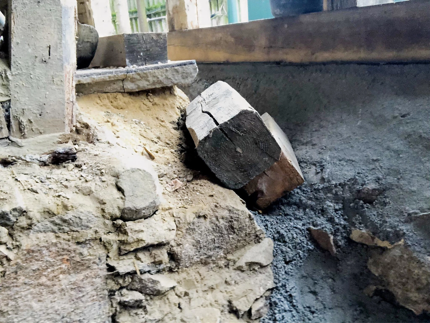 Hof Drögemühle - Landwirtschaft - Austausch der maroden Schwellbalken am Mühlengebäude