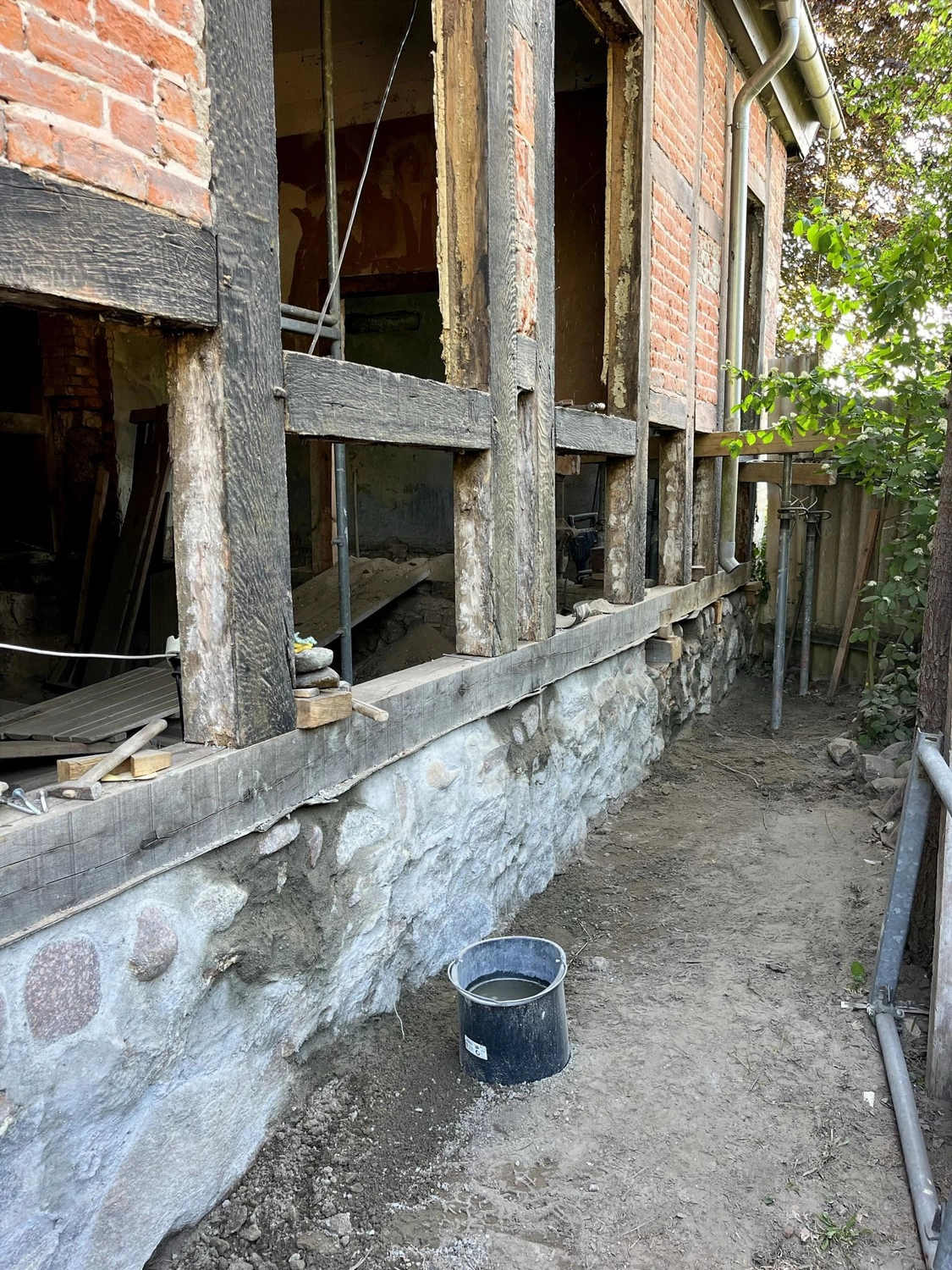 Hof Drögemühle - Landwirtschaft - Austausch der maroden Schwellbalken am Mühlengebäude