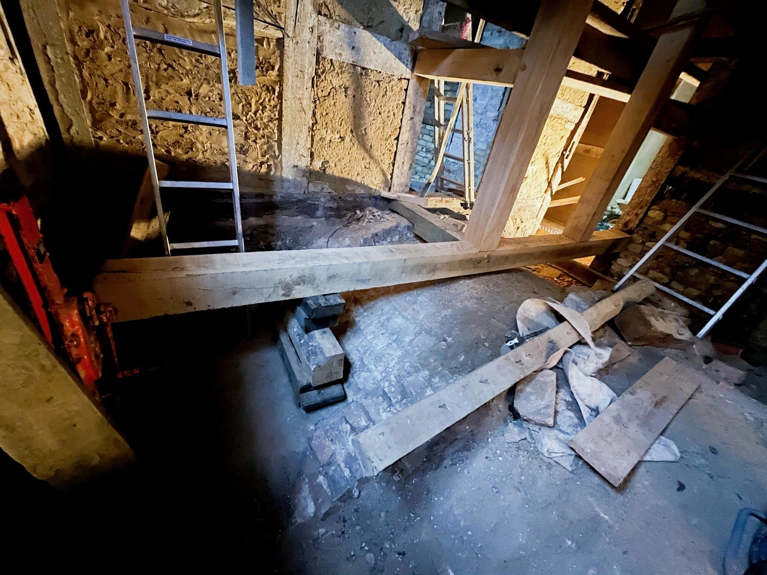 Hof Drögemühle - Landwirtschaft - Austausch der maroden Schwellbalken am Mühlengebäude