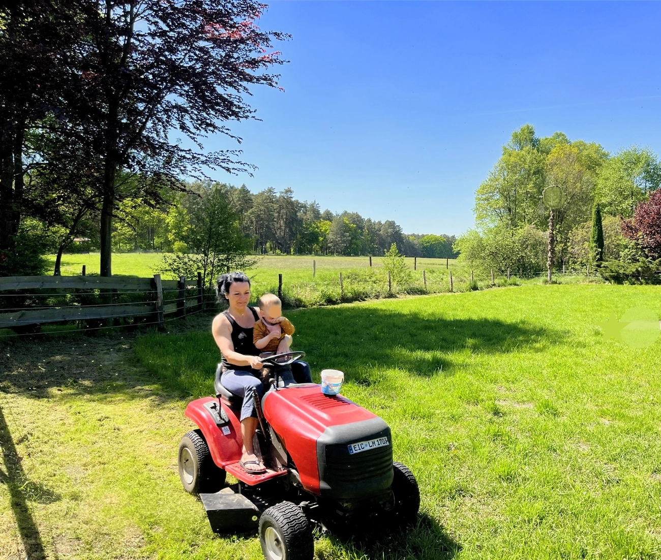 Hof Drögemühle - Landwirtschaft - Frau und Kind auf einem kleinen Traktor