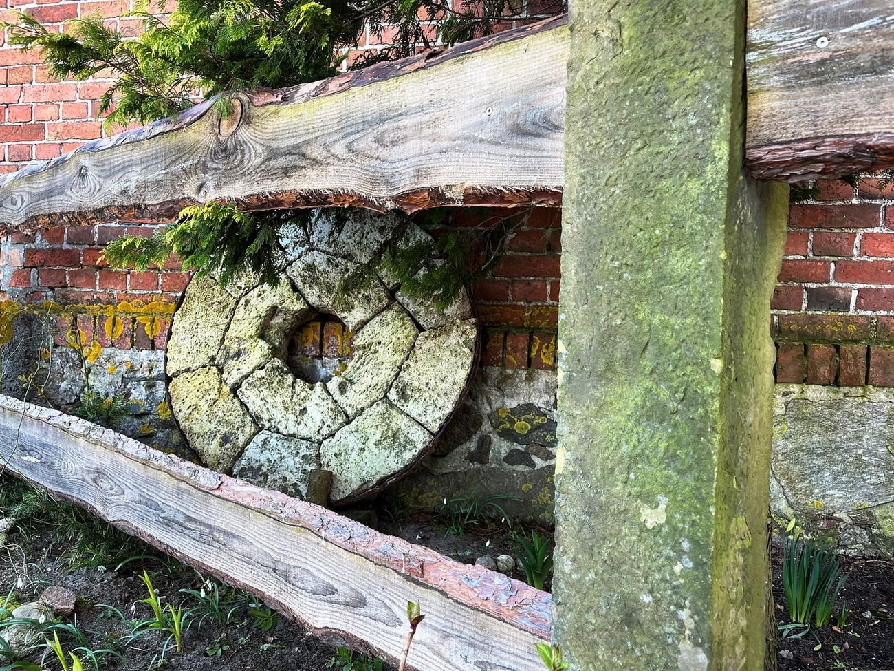 Hof Drögemühle - Landwirtschaft - Mühlstein